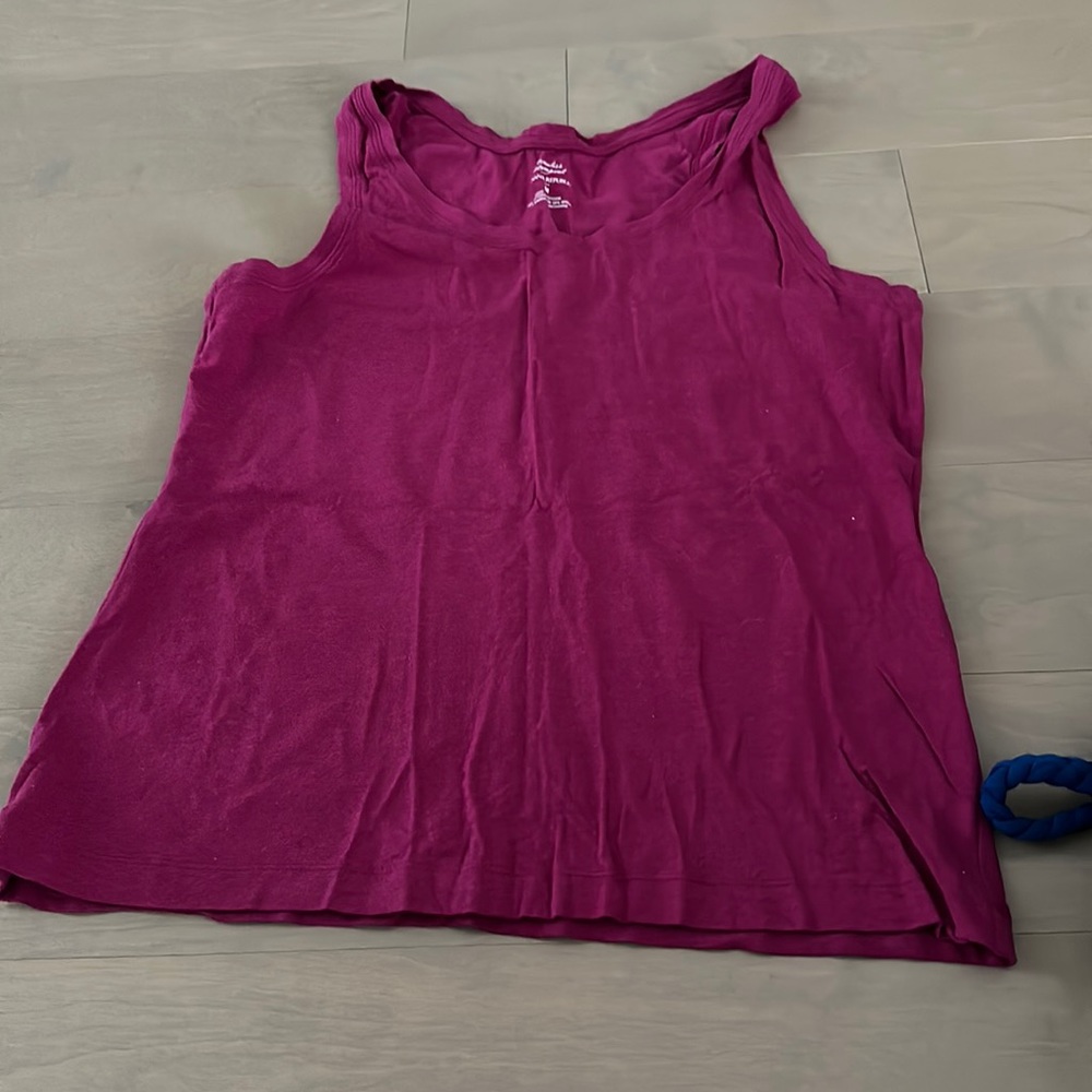 New without tag banana republic timeless cami tank size M in fuchsia